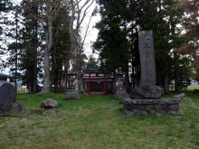 仁之倉神社全景 左端に一茶句碑
