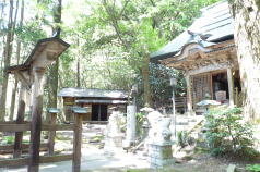 乙子神社社殿（右）と草庵（正面）