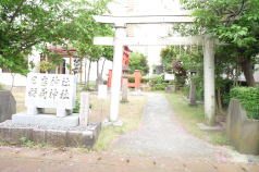 三条 日吉神社鳥居の奥に良寛句碑