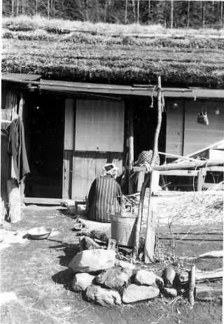 炭俵を編む農婦