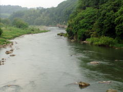 中棚荘下の「戻り橋」から千曲川上流を望む、ダムが造られ藤村時代の流れとは異なる