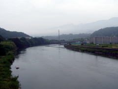 中棚荘下の「戻り橋」から千曲川下流を望む、ダムが造られ藤村時代の流れとは異なる