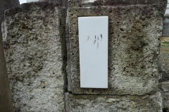 柳屋門柱表札に僅かに残る「柳」の文字