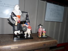 「苅萱堂」内展示の石童丸物語、石童丸と母（千里ノ上）の人形