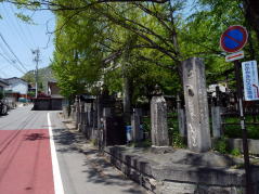 （１）善光寺の西北「湯福神社」角、「かるかや道」道標の左を直進